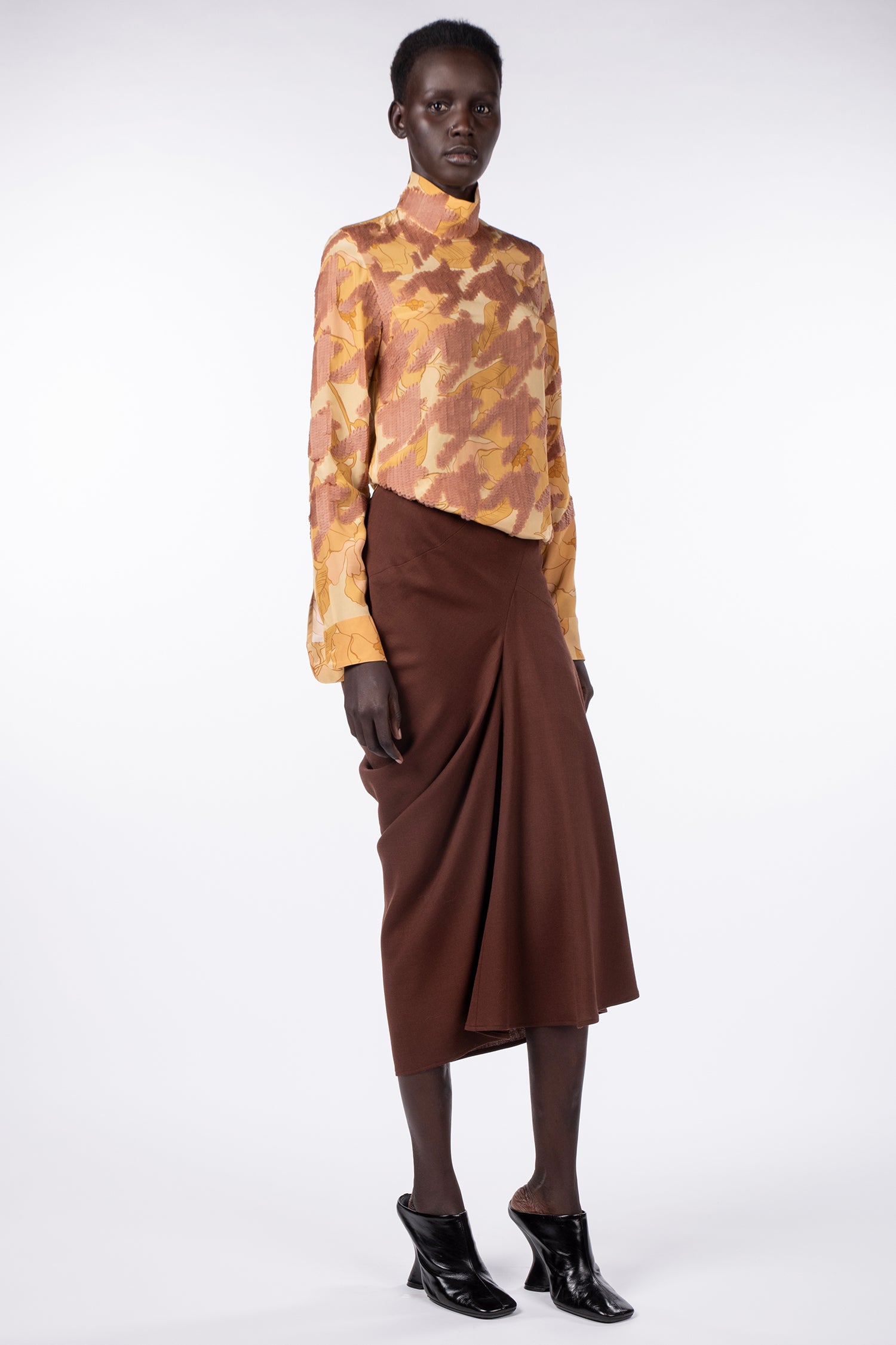 SAREN SHORT SKIRT IN BROWN, AW25